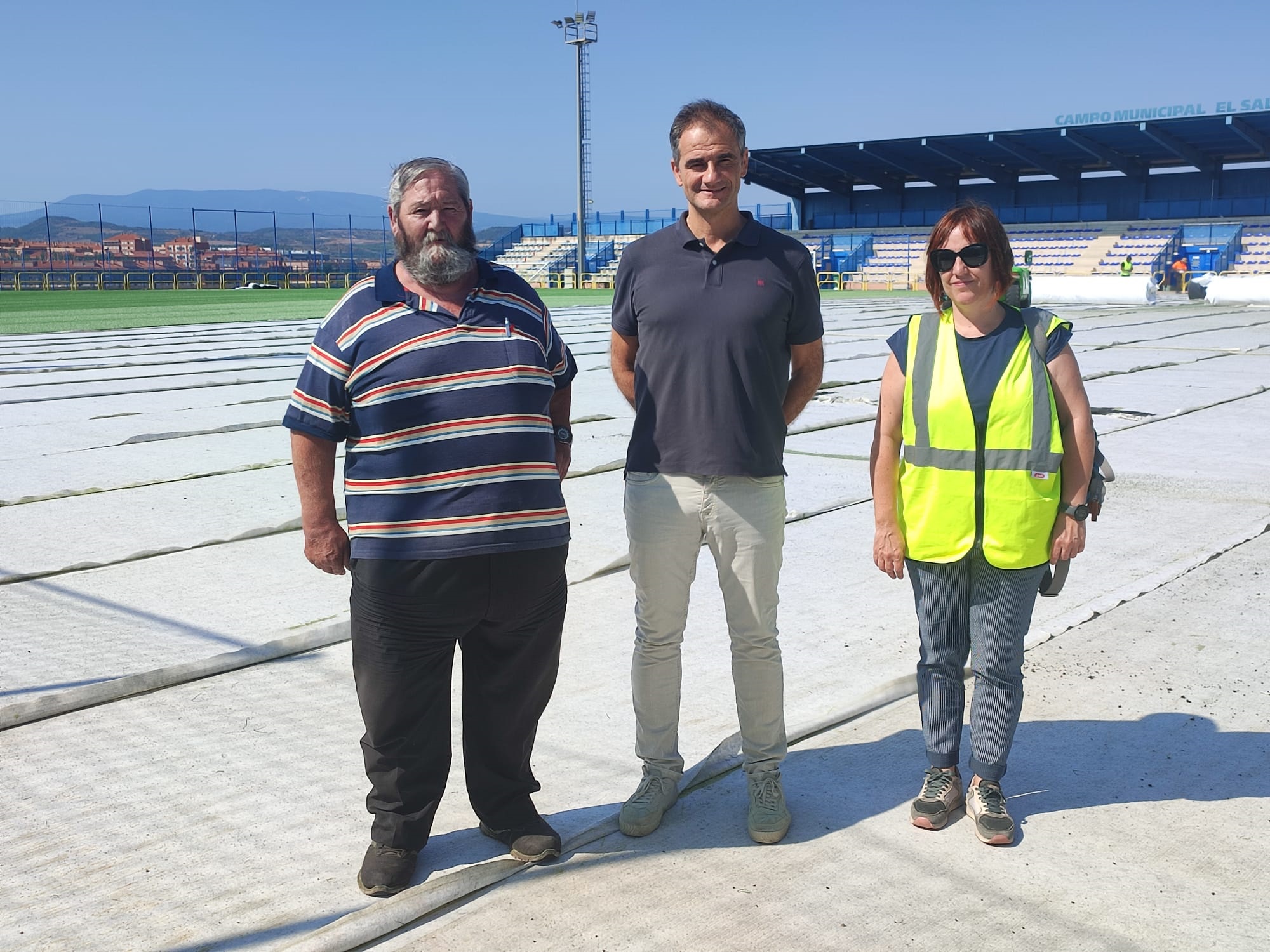 Imagen Miguel Sáinz subraya la importancia de “apostar por el deporte de base” en la visita a las obras de renovación del campo de fútbol El Salvador