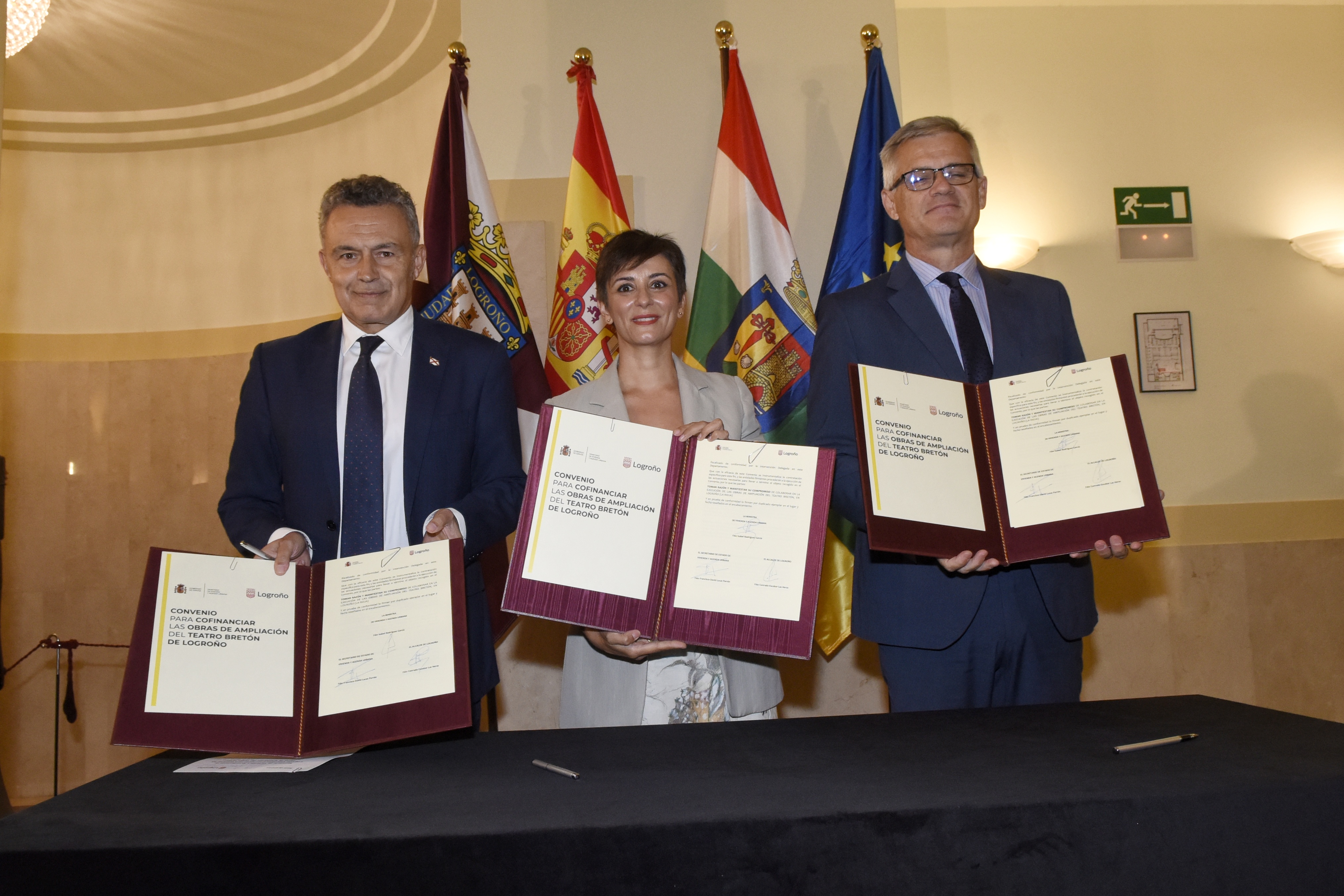 Imagen de la firma del convenio entre el Ayuntamiento de Logroño y el Ministerio de Vivienda para la ampliación del Teatro Bretón