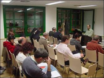 Foto alumnos y alumnas adultos en un aula de la Escuela Municipal de Música